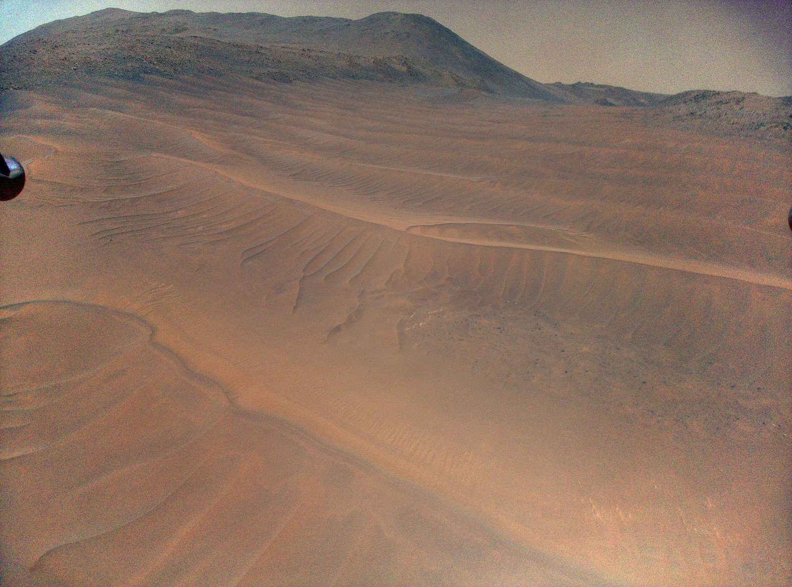 Vista de la superficie de Marte en una foto captada por el helicóptero Ingenuity. Foto: NASA