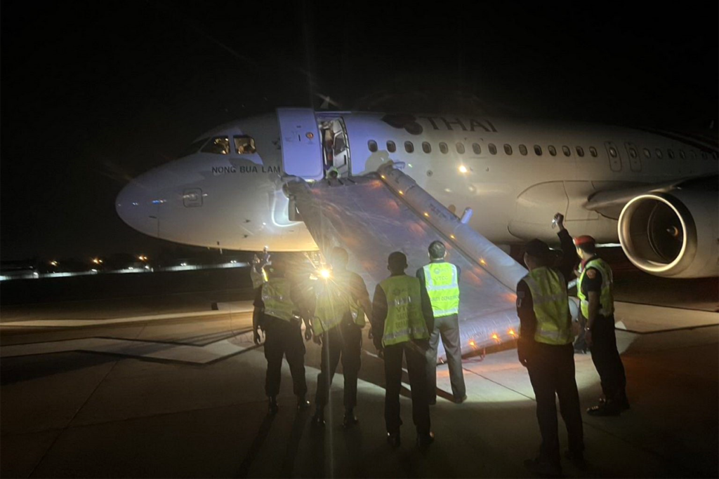 El pasajero desplegó la rampa de emergencia al abrir la puerta cuando el avión de Thai Airways ya estaba en pista. Foto: desconocido - rrss