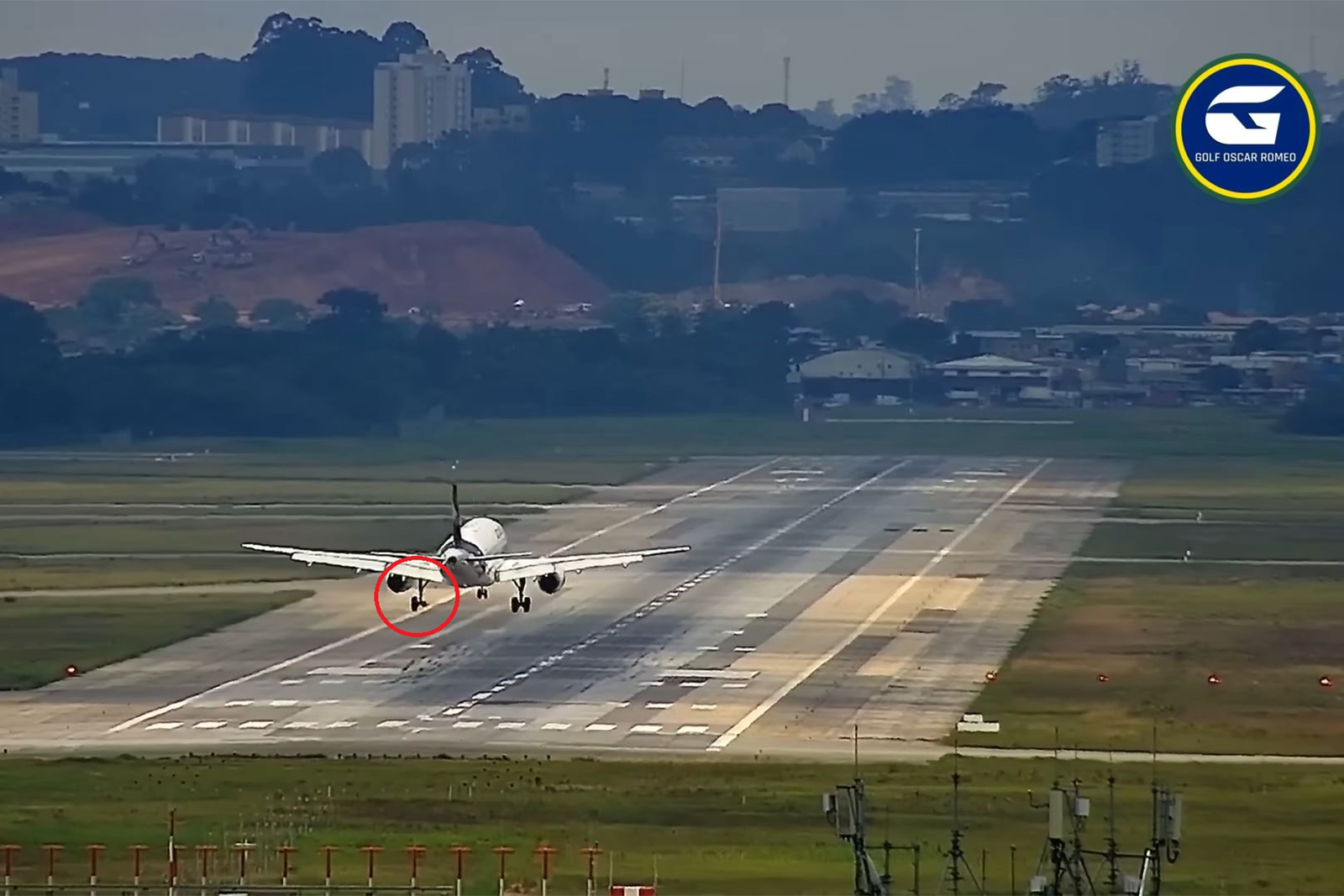 Momento del aterrizaje del A319 de LATAM en Sao Paulo. Fotograma del vídeo de Golf Oscar Romeo