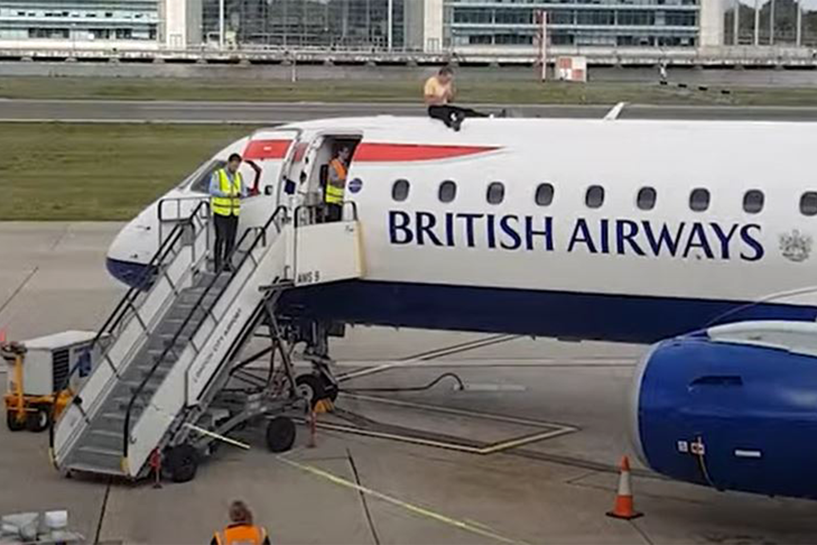 Un hombre se subió encima de un ERJ-190 de British Airways en el aeropuerto City de Londres en 2019.