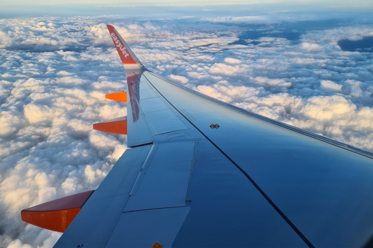 Vista del ala de un A320NEO de EasyJet. Foto: Scglossop1