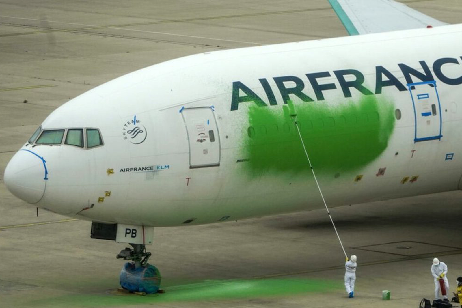 Los ahora condenados mientras pintaban el 777 de Air France