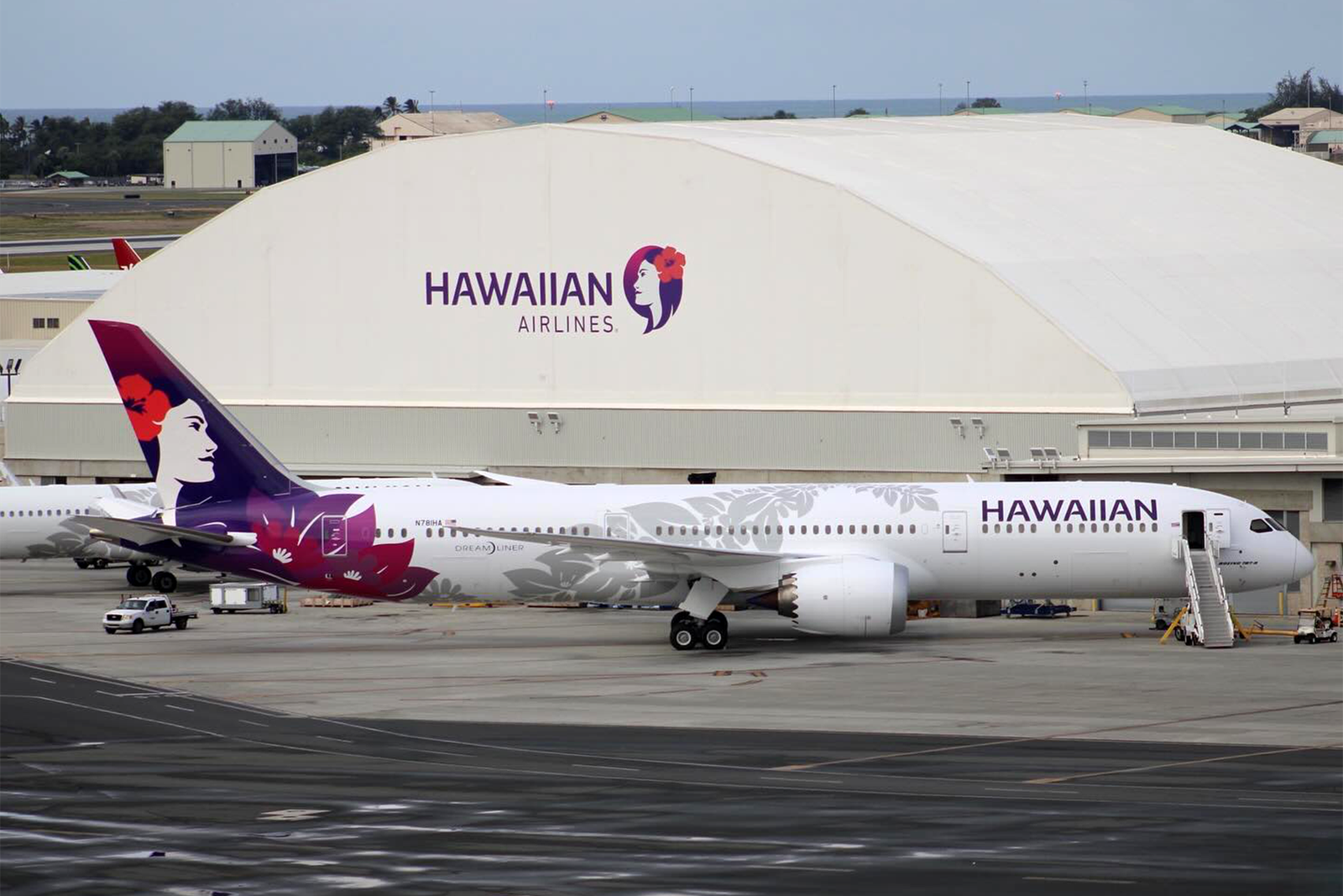 El primer 787-9 de Hawaiian Airlines delante de las instalaciones de la compañía en Honolulu. Foto: Korey Chun