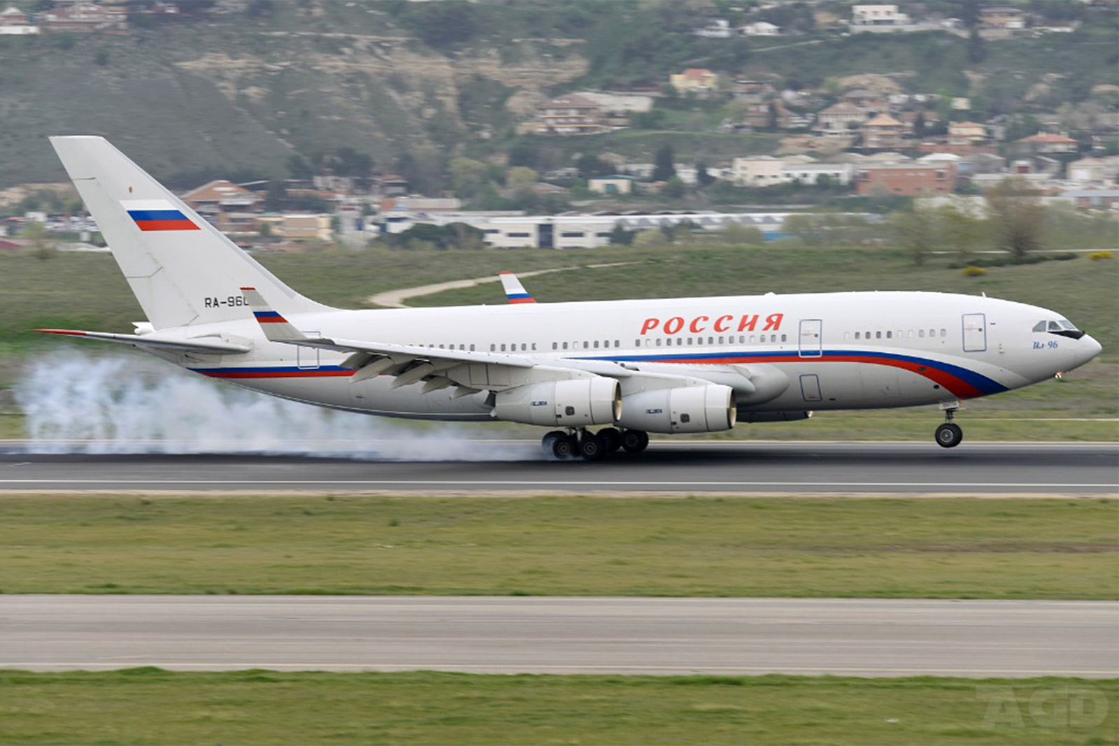 El IL-96 VIP ruso aterrizando en Barajas. Foto: Alberto González Díaz.