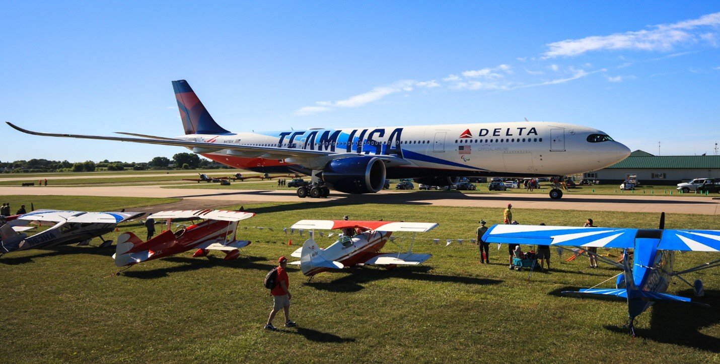 El A330NEO de Delta con la librea TEAM USA en el festival Oshkosh de 2022. Foto: Delta News Hub