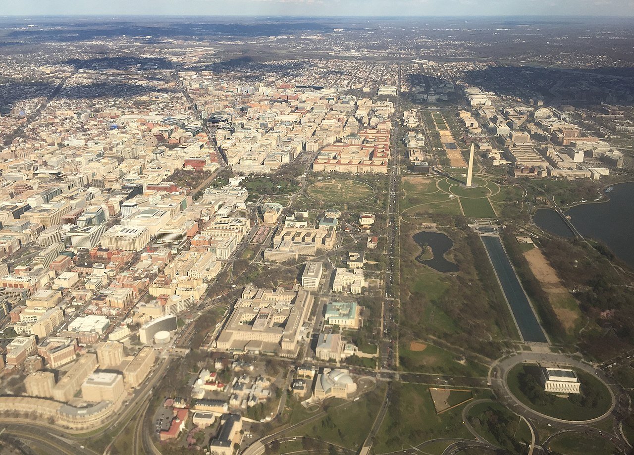 La mayor parte de los edificios más importantes y simbólicos de Washington son visibles durante los despegues o los aterrizajes. Foto: Famartín