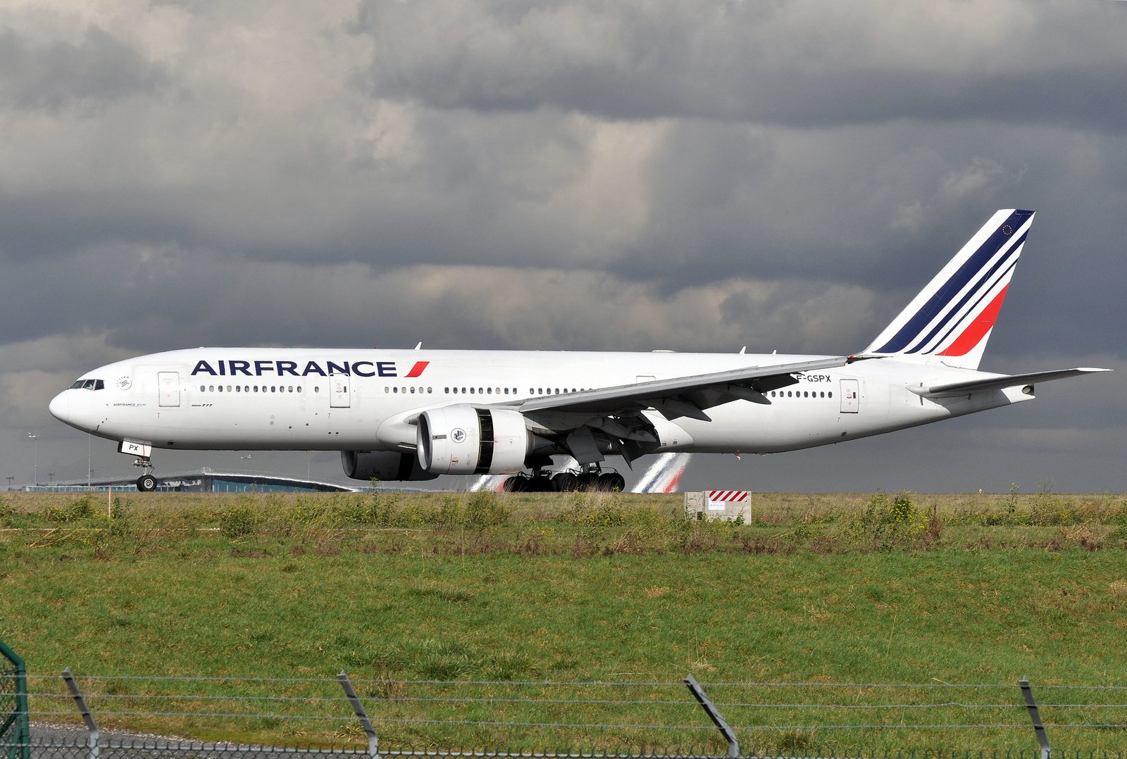 Boeing 777-200ER de Air France aterrizando en el aeropuerto de Charles de Gaulle. Foto: Eric Salard