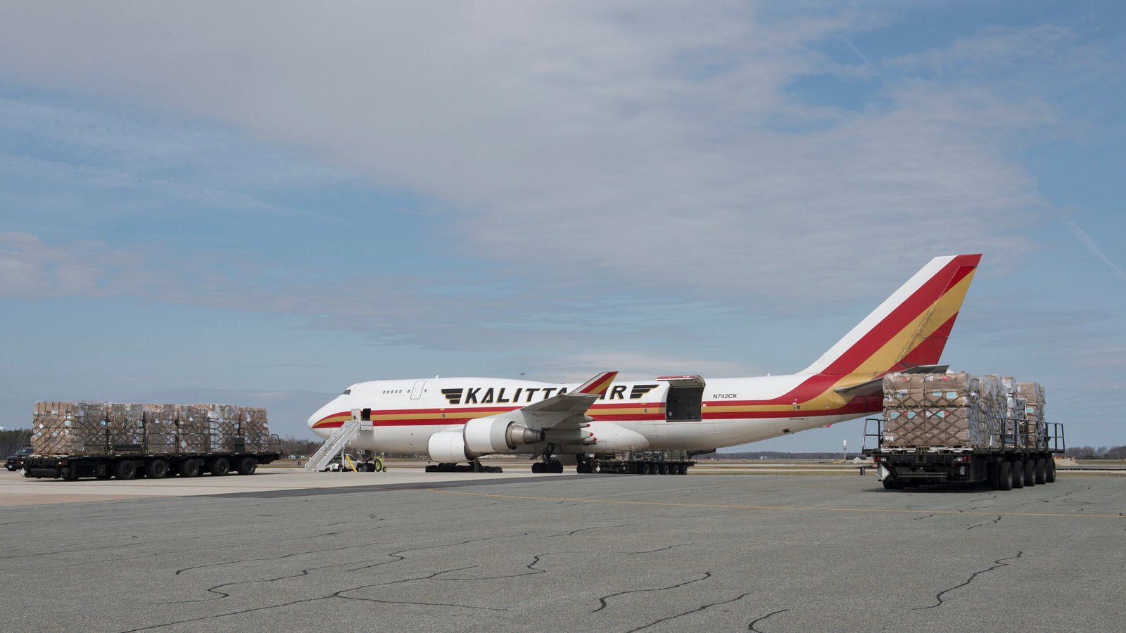 Material militar siendo cargado en un 747-400F de Kalitta Air en la base aérea de Dover. Foto: Zachary Cacicia - USAF