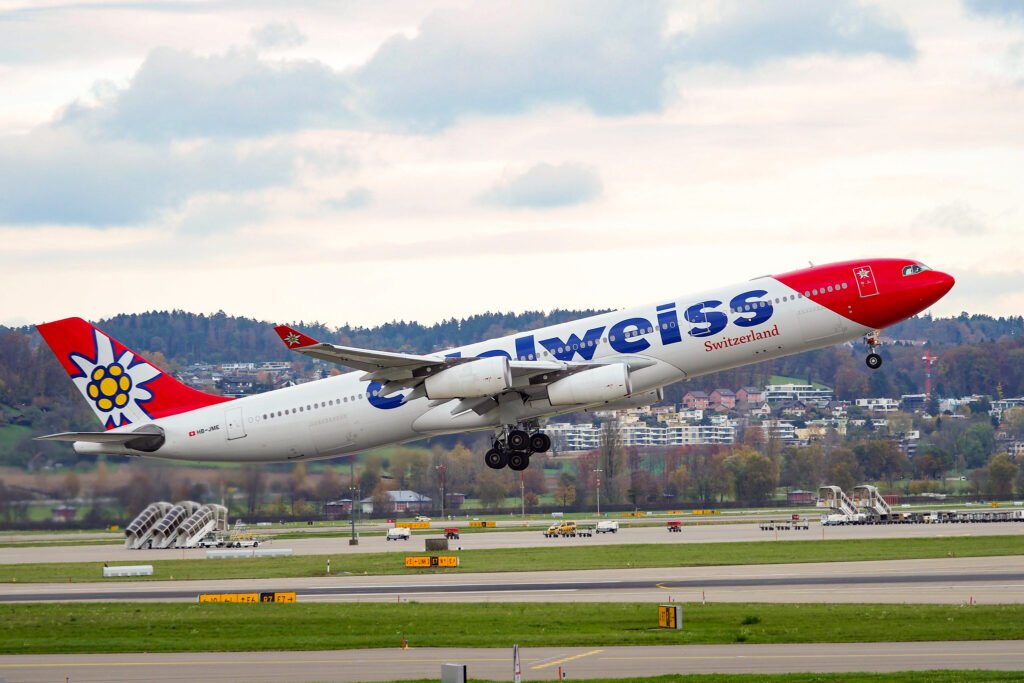 Airbus A340-300 de Edelweiss despegando desde Zúrich. Foto: Markus Eigenheer