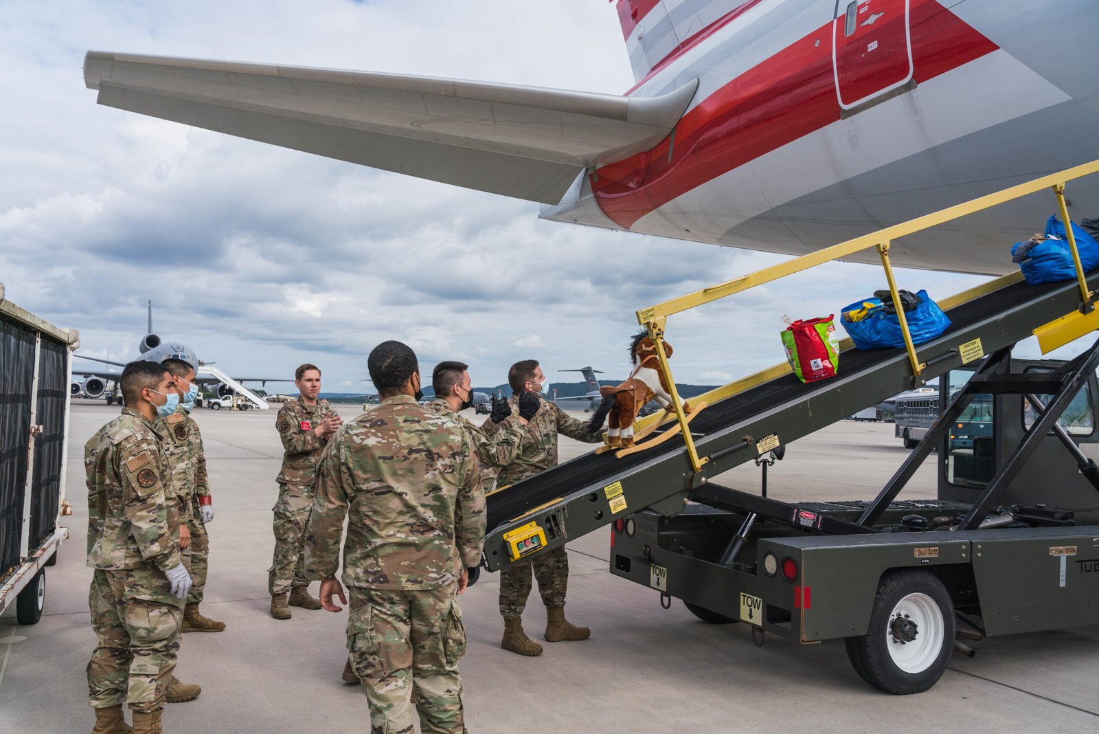 Equipaje siendo cargado en un avión de American Airlines en la base aérea de Ramstein tras la retirada de Afganistán. Foto: Donald Barnec - USAF