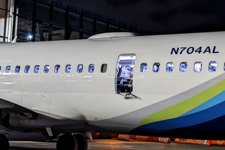 El Boeing 737 MAX 9 de Alaska Airlines perdió un tapón del fuselaje en pleno vuelo