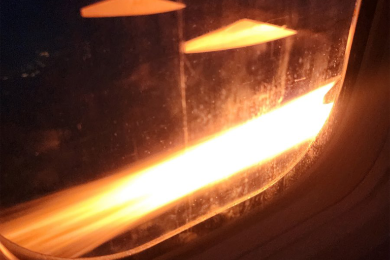Momento en el que las llamas salían del motor número 1 del 737 de United Airlines. Foto: Jonathan Boulahanis