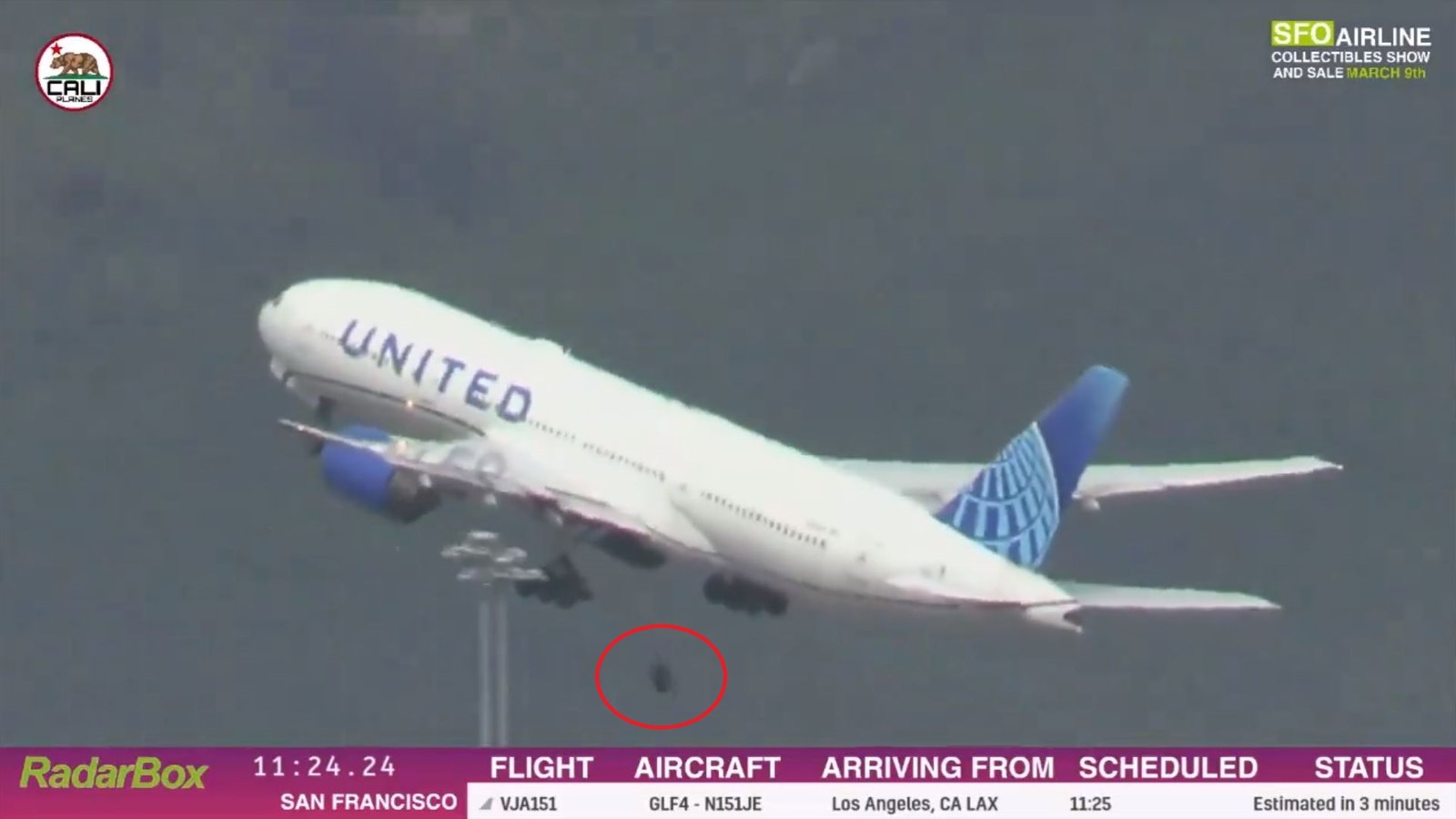 Momento en el que el Boeing 777-200ER de United Airlines pierde la rueda tras despegar.