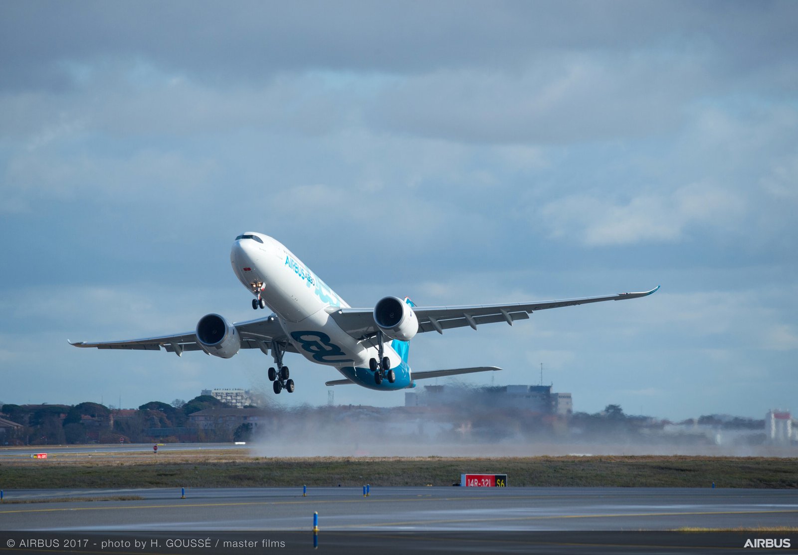 A330-900 despegando para un vuelo de prueba. Foto: Airbus
