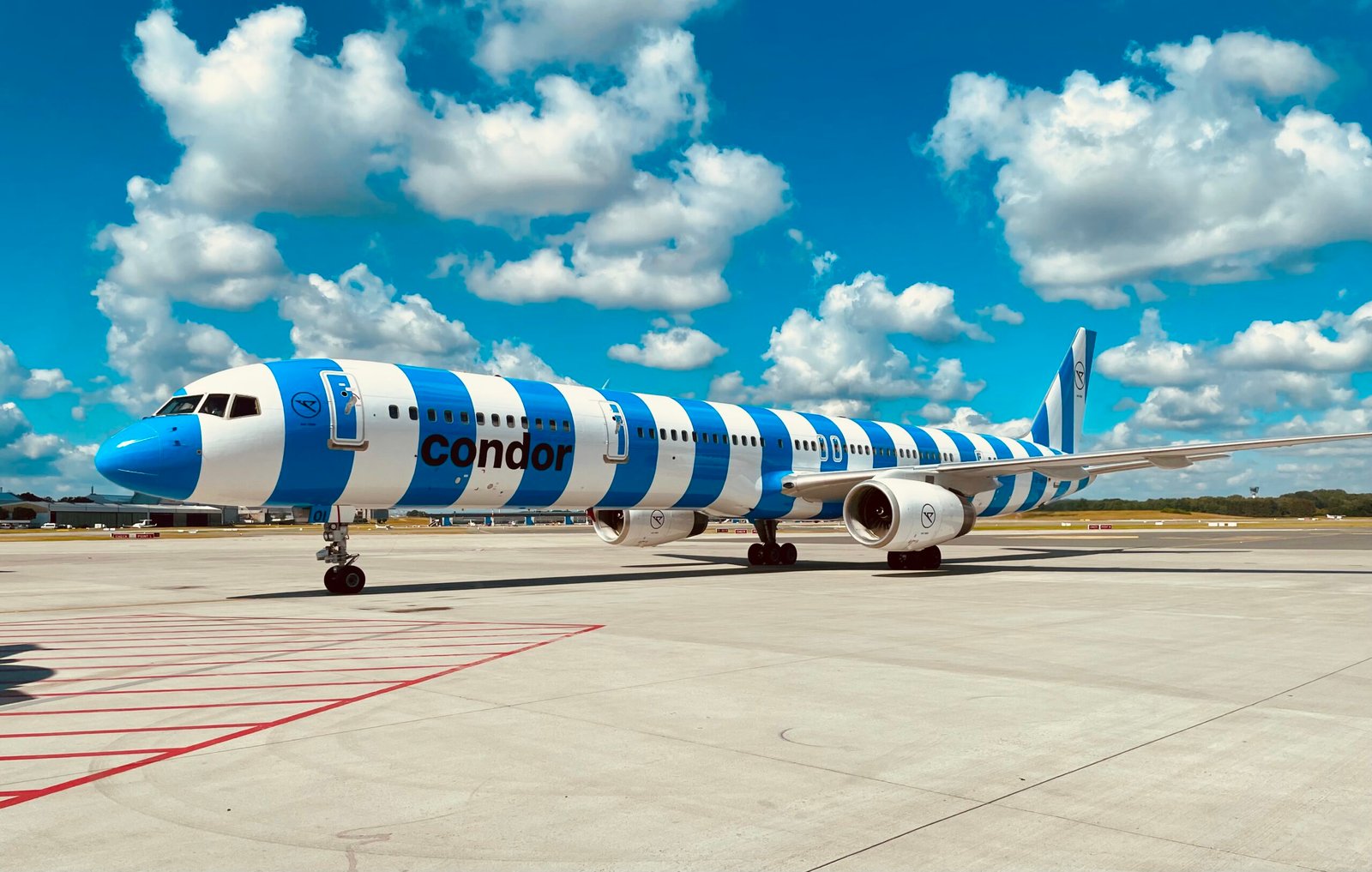 Uno de los 757-300 de Condor con los nuevos colores corporativos. Foto: Condor Media
