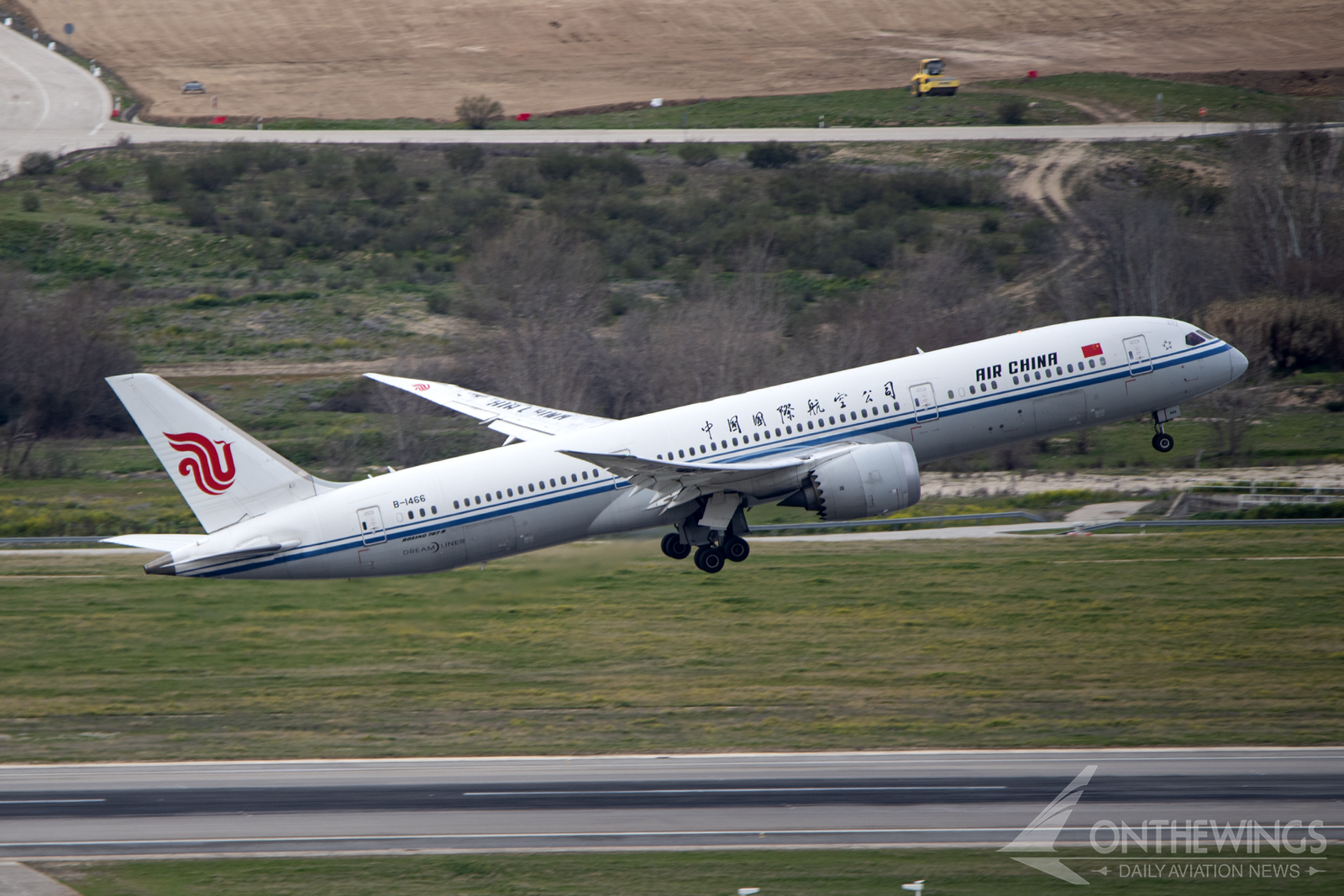 Boeing 787-9 de Air China despegando desde Madrid con destino a Pekín