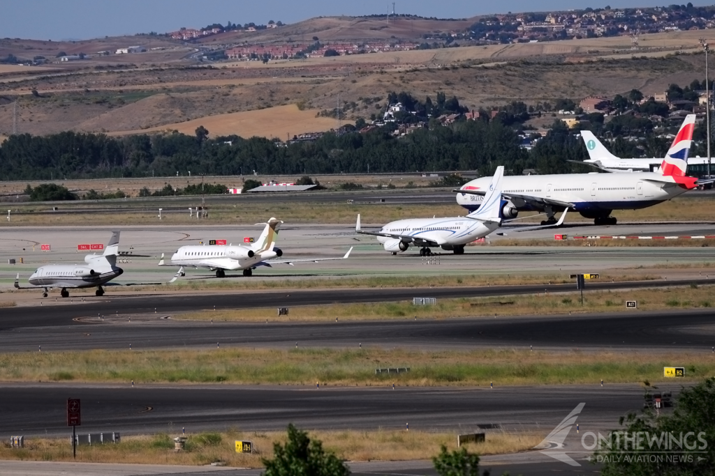 Varios aviones ejecutivos esperando para despegar en Barajas junto a un 777 de British Airways