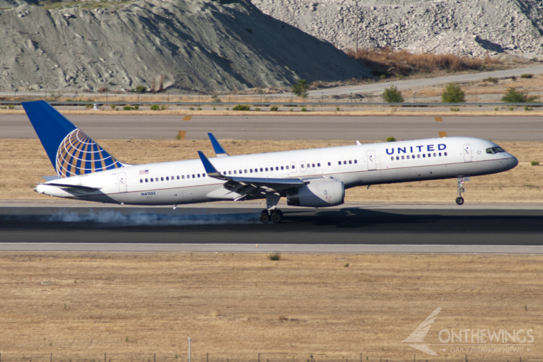 Boeing 757-200 de United aterrizando