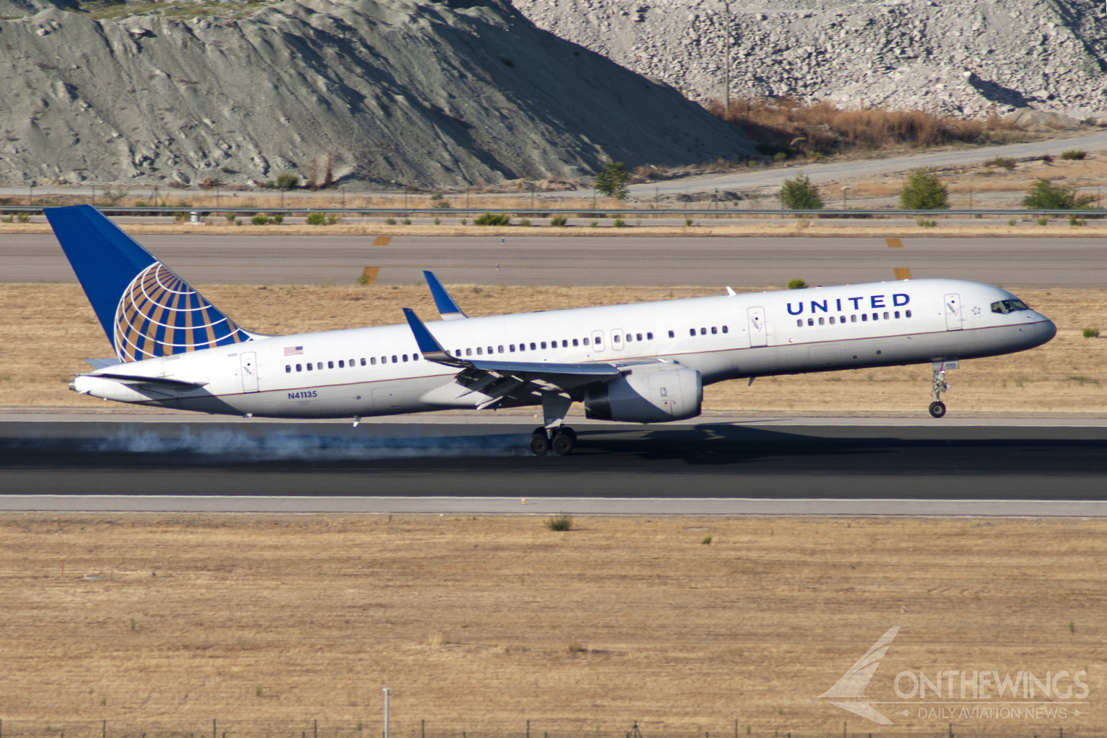 Boeing 757-200 de United aterrizando