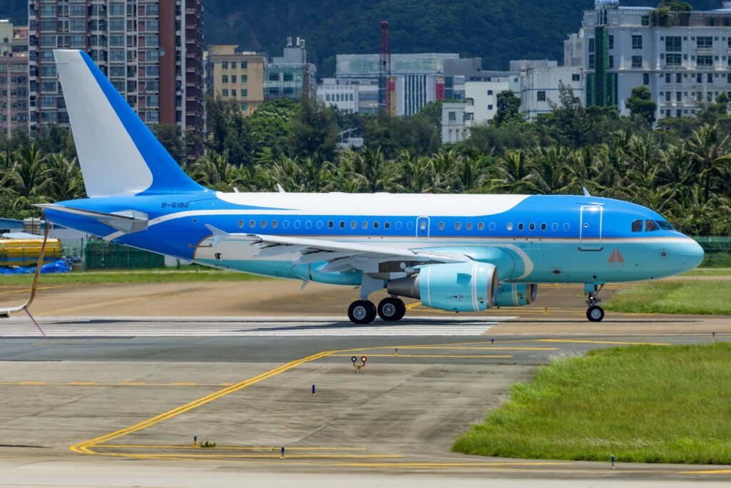 El Airbus A318 con la librea muy parecida a la del famoso Air Force One. Foto: Jay Lee