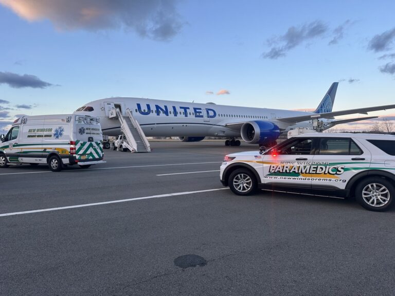 El Boeing 787-10 afectado una vez estaba en tierra en el aeropuerto de Stewart. Foto: New Windsor Paramedics
