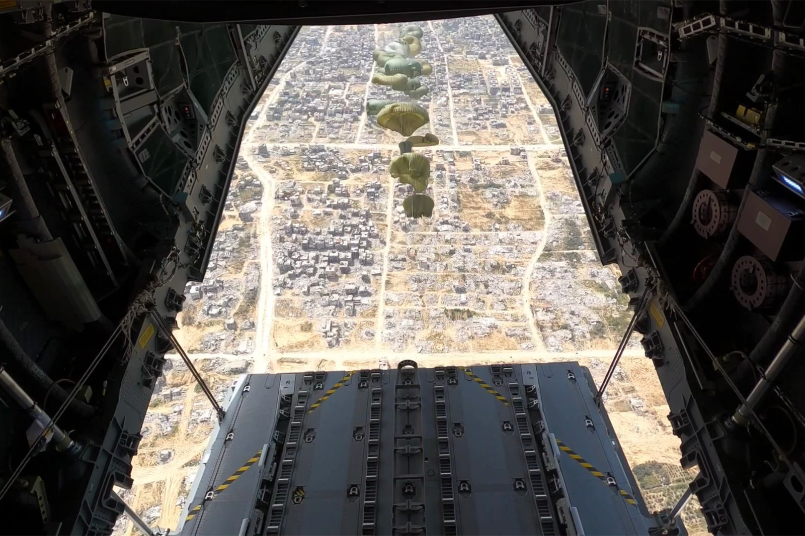 Momento del lanzamiento de la ayuda desde uno de los dos A400M implicados. Foto: Ejército del Aire y el Espacio