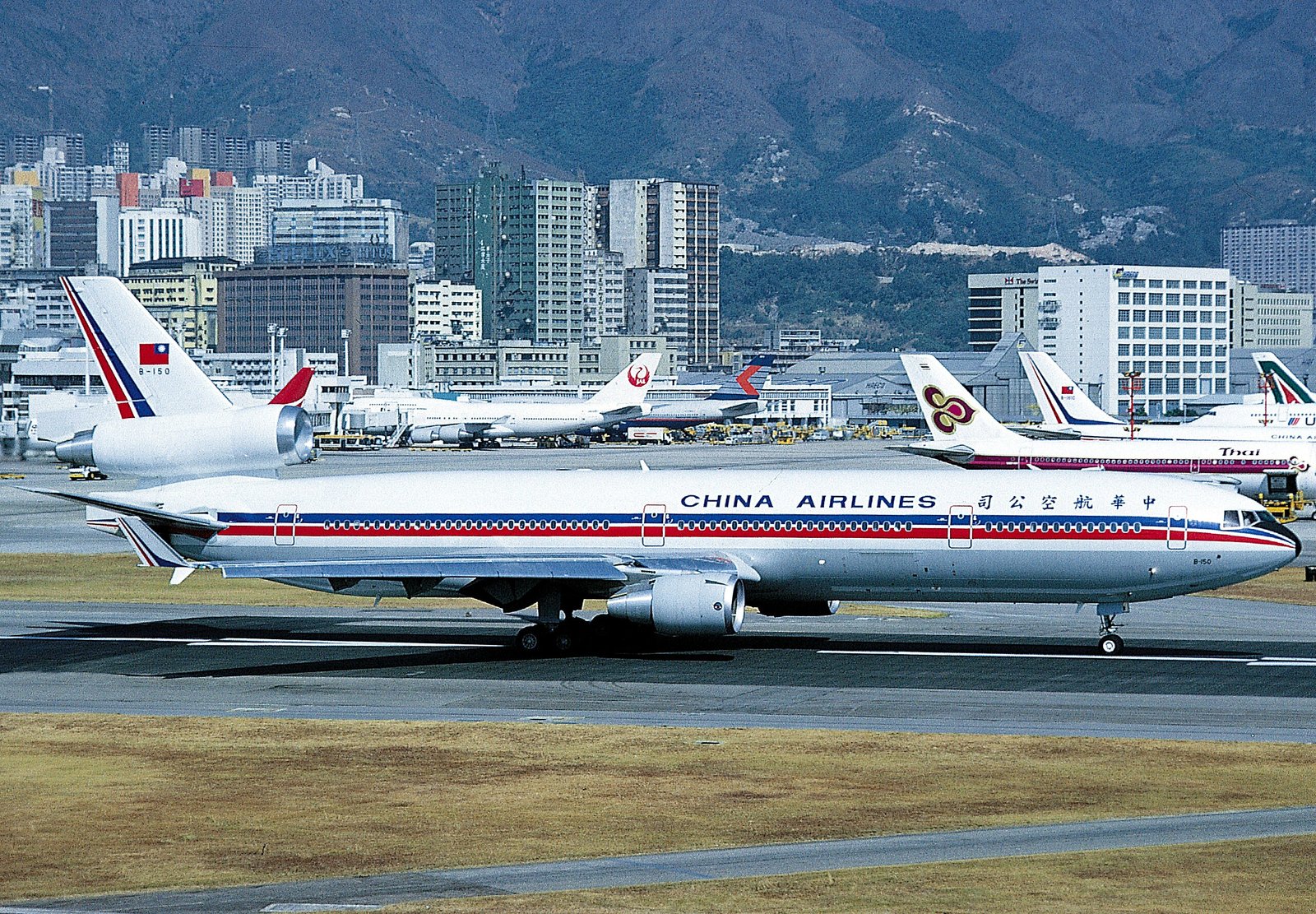 El MD-11 de China Airlines con matrícula B-150 durante una de sus primeras visitas a Hong Kong. Foto: Manuel Negrerie