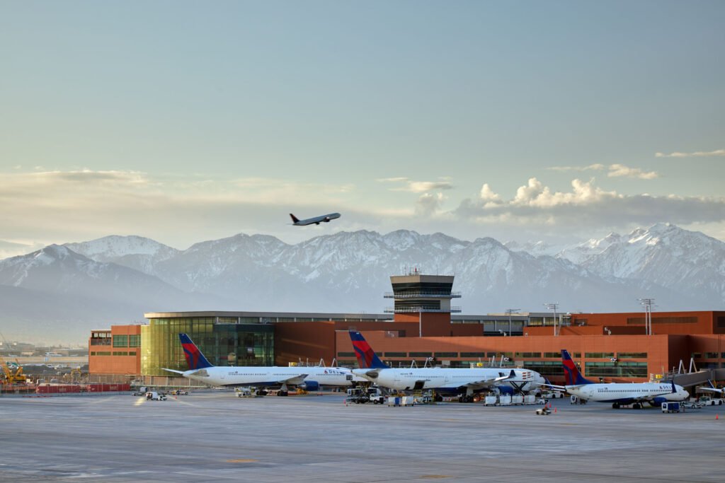 Vista del exterior del aeropuerto de Salt Lake City con varios aviones de Delta Air Lines. Foto: Bruce Damonte - Salt Lake City Airport