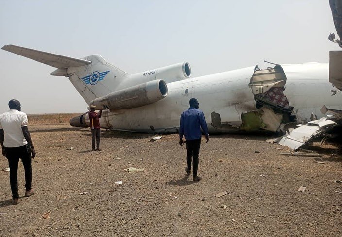 El 727 ha quedado partido en dos tras el accidente.