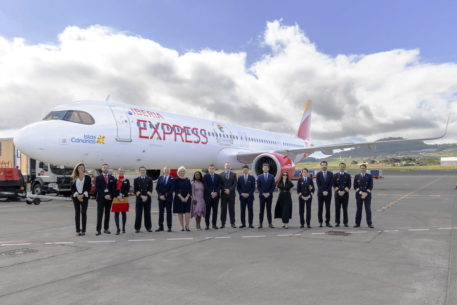 Representantes de ambas compañías en Tenerife recibiendo el premio delante de un A321NEO. Foto: Iberia
