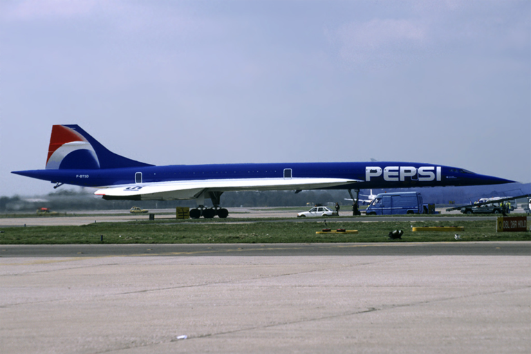 El Concorde pintado con los nuevos colores corporativos de Pepsi. Foto: Richard Vandervord