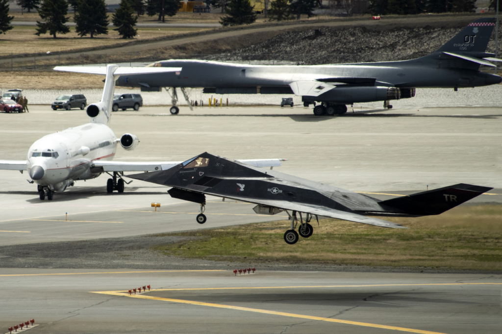 El F-116 aterrizando en Elmendorf - Richardson tras participar en unos ejercicios el año pasado. Foto: Moises Vasquez - USAF