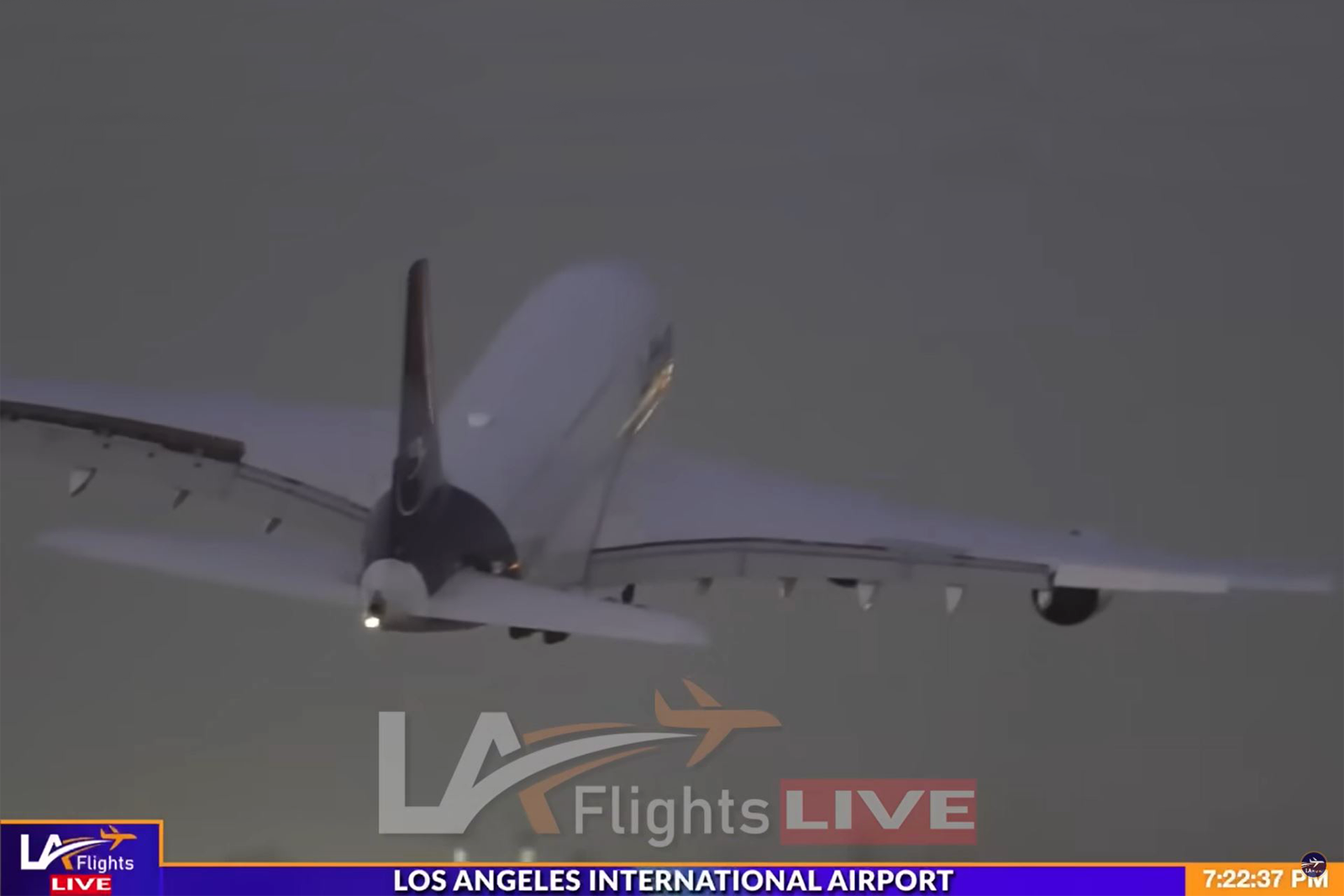 Momento en el que el A380 de Lufthansa atraviesa la estela turbulenta del A380 de Emirates. Fotograma del clip de L.A. Flights