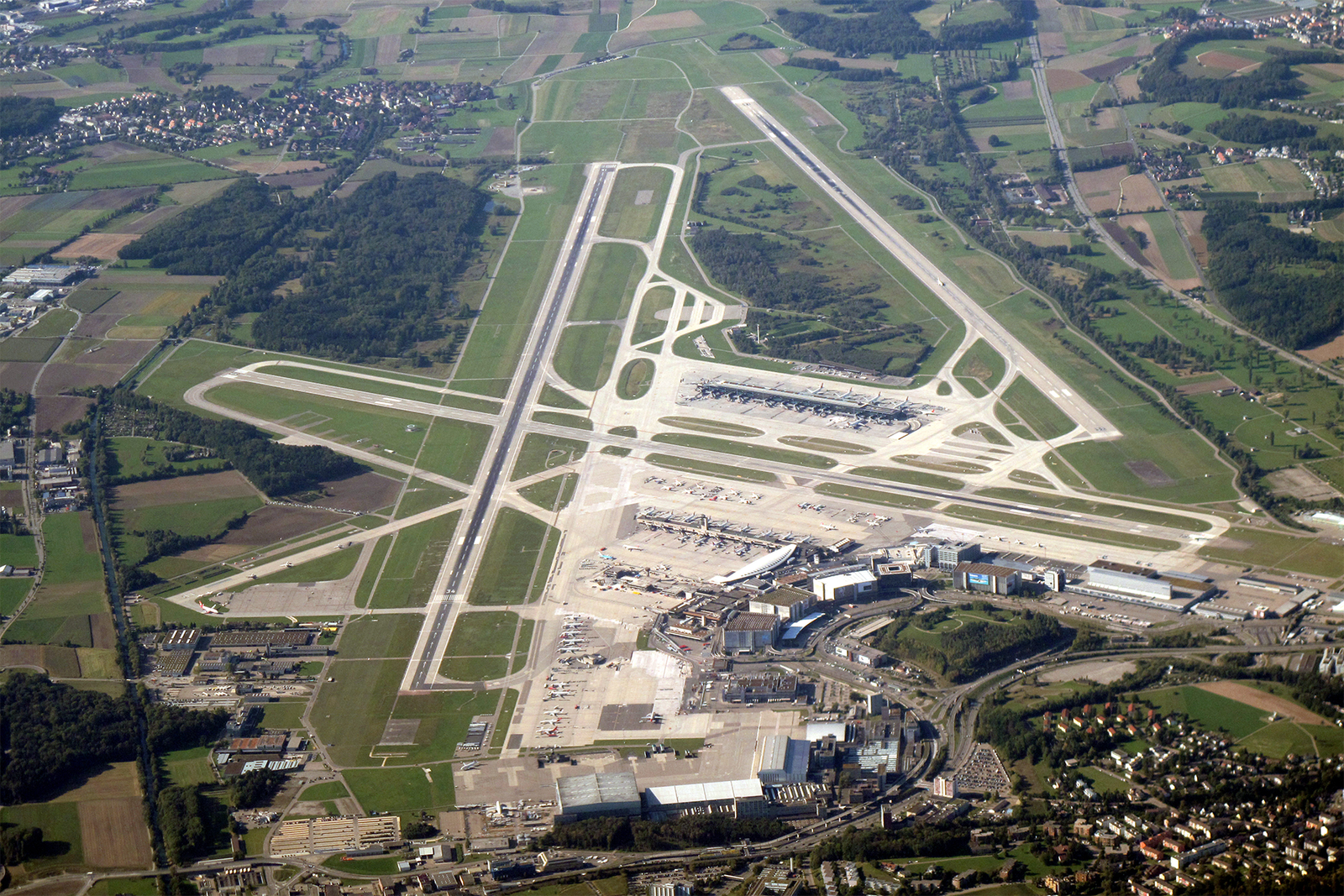 Vista aérea del aeropuerto de Zúrich, el principal de Suiza. Foto: Rama