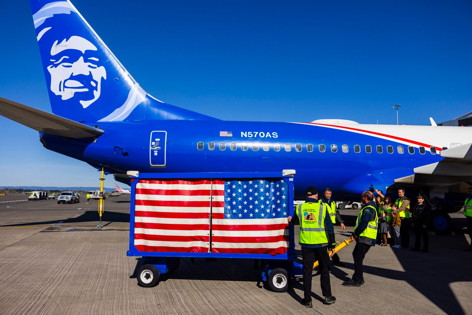 Momento de la llegada al aeropuerto y embarque en Portland en uno de los carros especiales construidos por el departamento de ingeniería de Alaska Airlines.