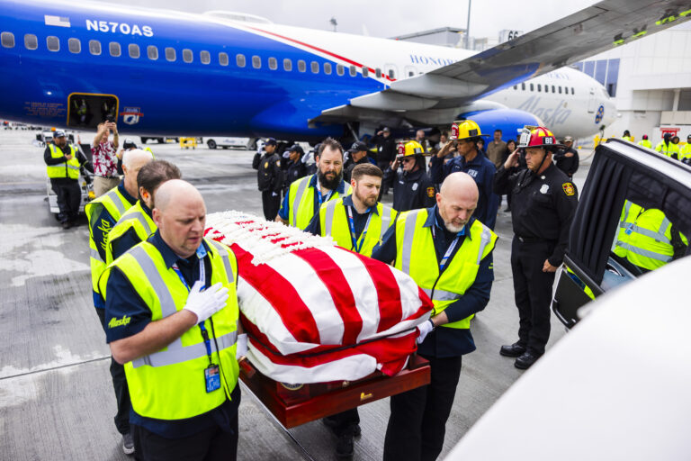 Momento de la llegada a Los Ángeles acompañado por personal de Alaska Airlines.