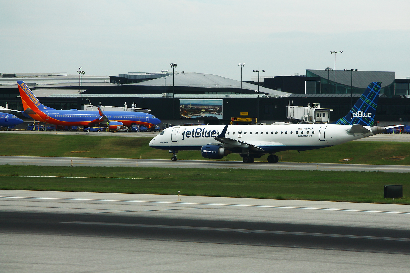 E190 de JetBlue y 737-800 de Southwest Airlines, dos de las aerolíneas low cost de EEUU. Foto: formulaone