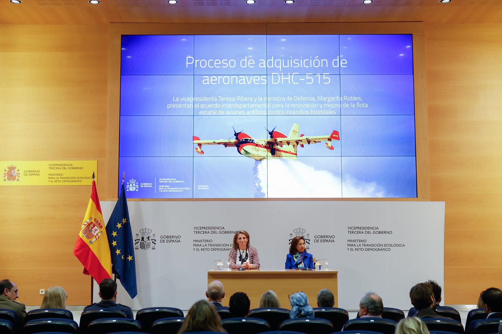 Momento de la firma entre las máximas representantes del MITECO y el Ministerio de Defensa. Foto: Ministerio de Defensa.