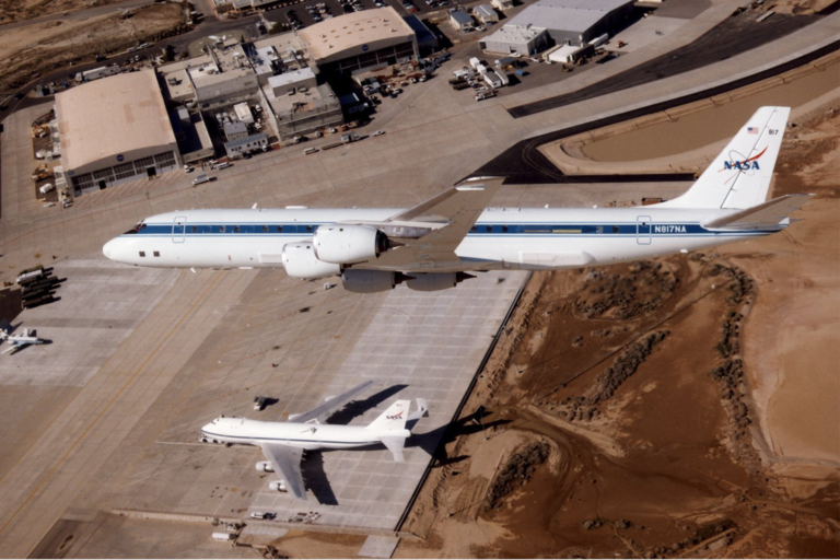 El DC-8 Airborne Laboratory de la NASA realizando una pasada baja sobre la base aérea de Edwards, en la zona de Rogers Dry Lake. Foto: NASA