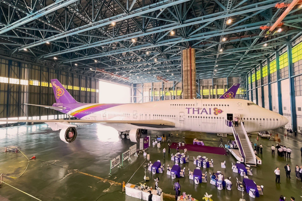 Uno de los antiguos 747-400 de la aerolínea en uno de los hangares durante la ceremonia. Foto: Thai Airways