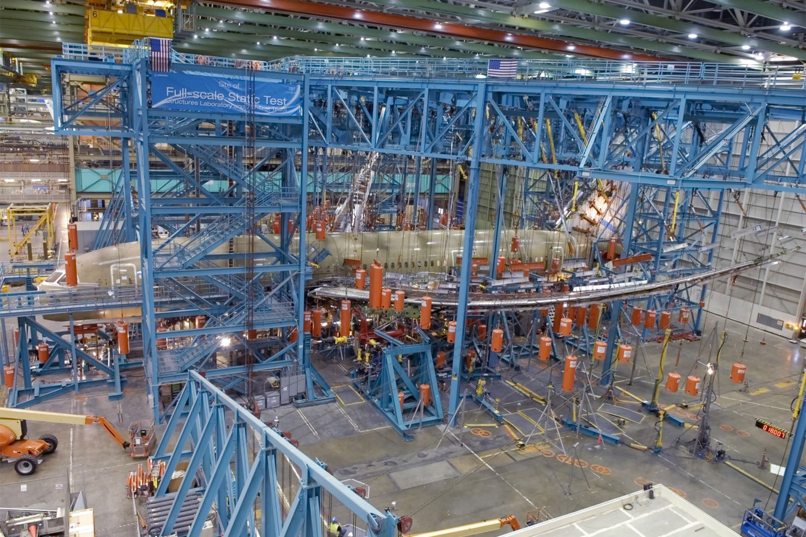 Las pruebas estáticas del 787 se han llevado a cabo en dos estructuras diseñadas especialmente para tal fin. Foto: Boeing