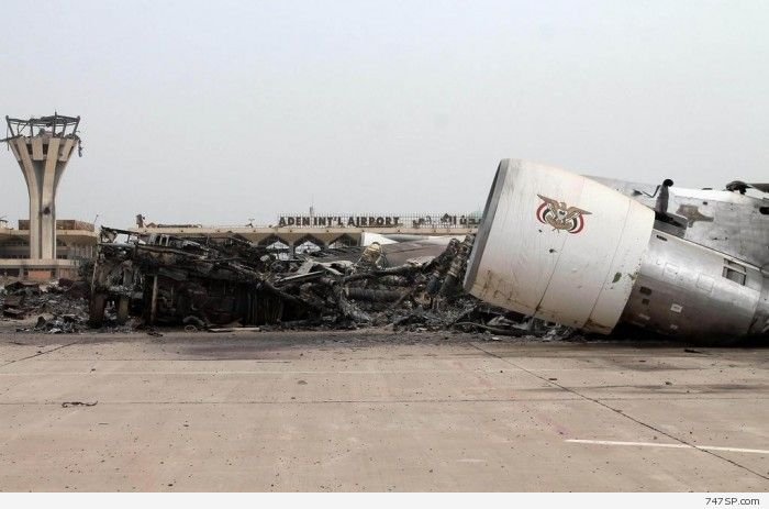 El 747SP destruido en el aeropuerto de Adén. Foto: Sameer Alnamri vía 747SP.com