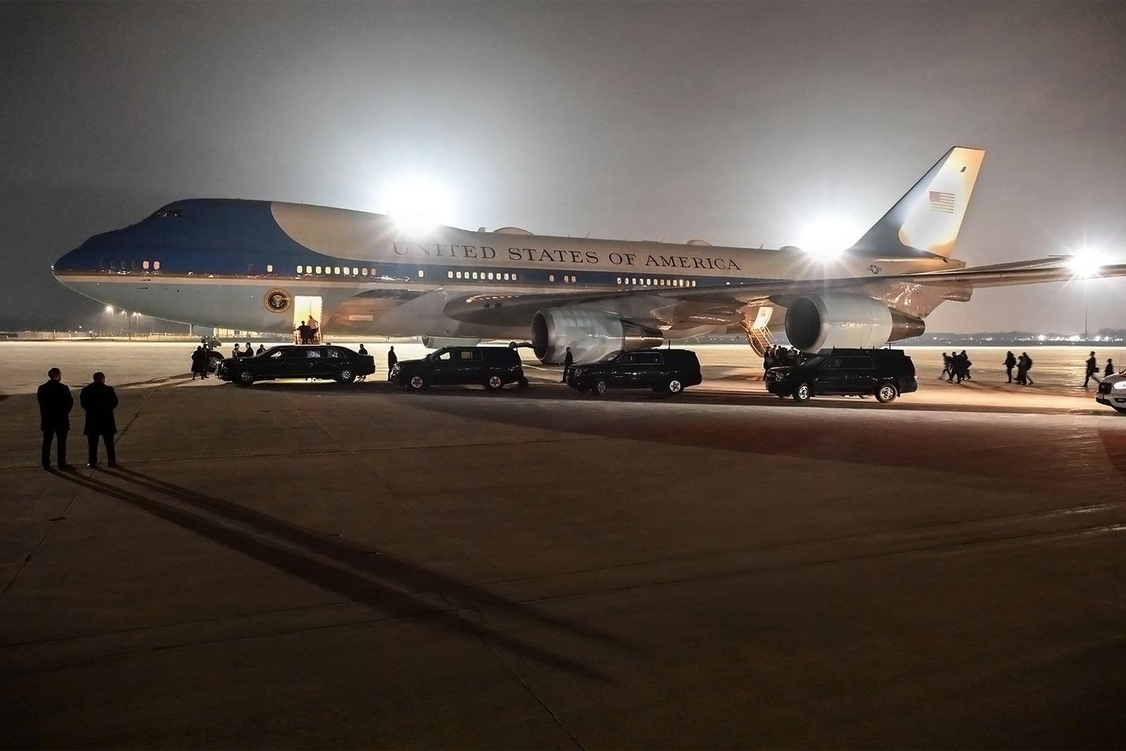 Comitiva presidencial esperando el embarque del presidente en el Air Force One. Foto: Tom Demerly - US Air National Guard