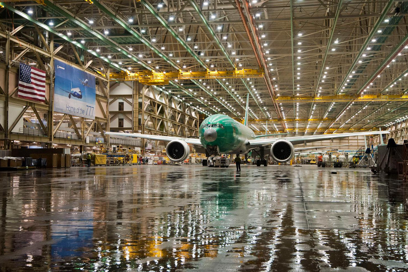 Boeing 777 saliendo de la cadena de montaje. Foto: Boeing
