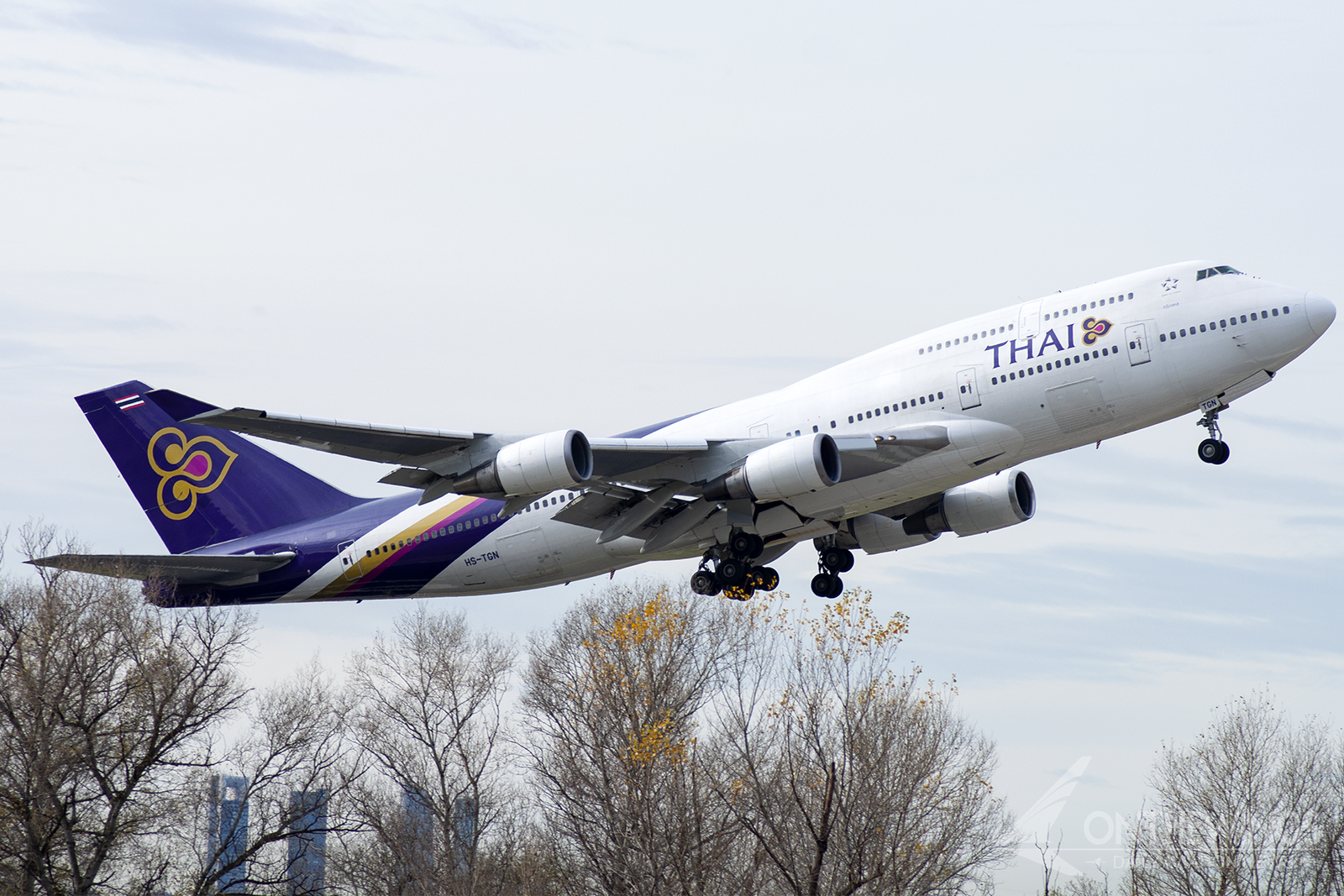 Boeing 747-400 de Thai Airways despegando desde Madrid.