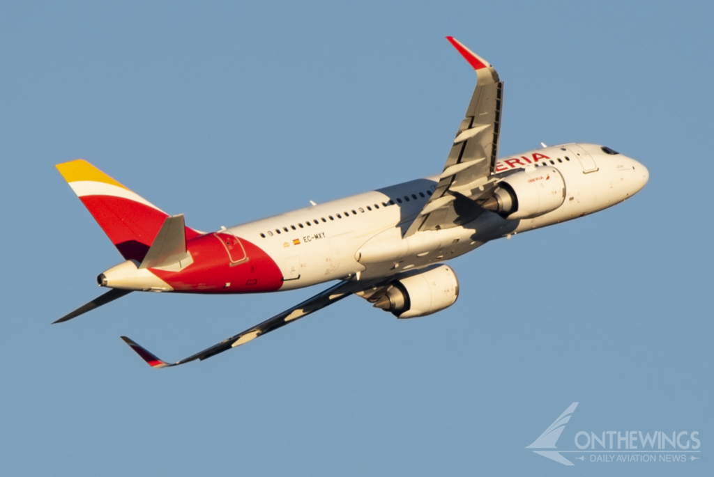 Airbus A320NEO de Iberia despegando desde Madrid.