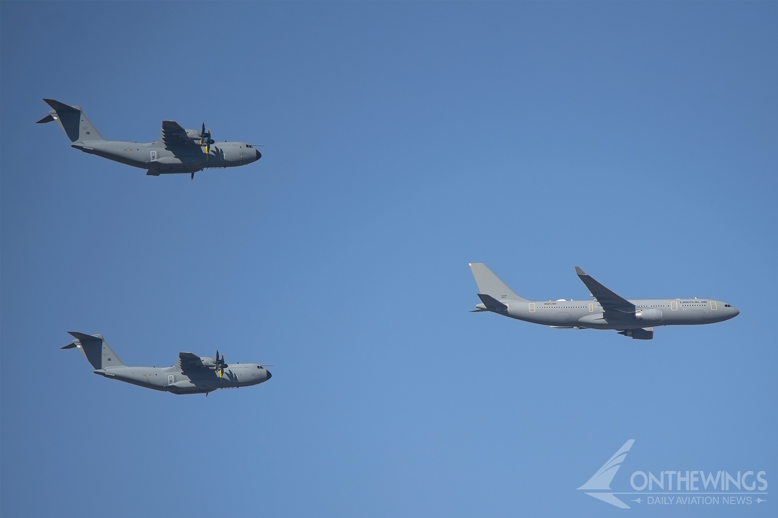 Dos T.23 (A400M) y un T.24 (A330) sobrevolando Madrid (España) en formación.