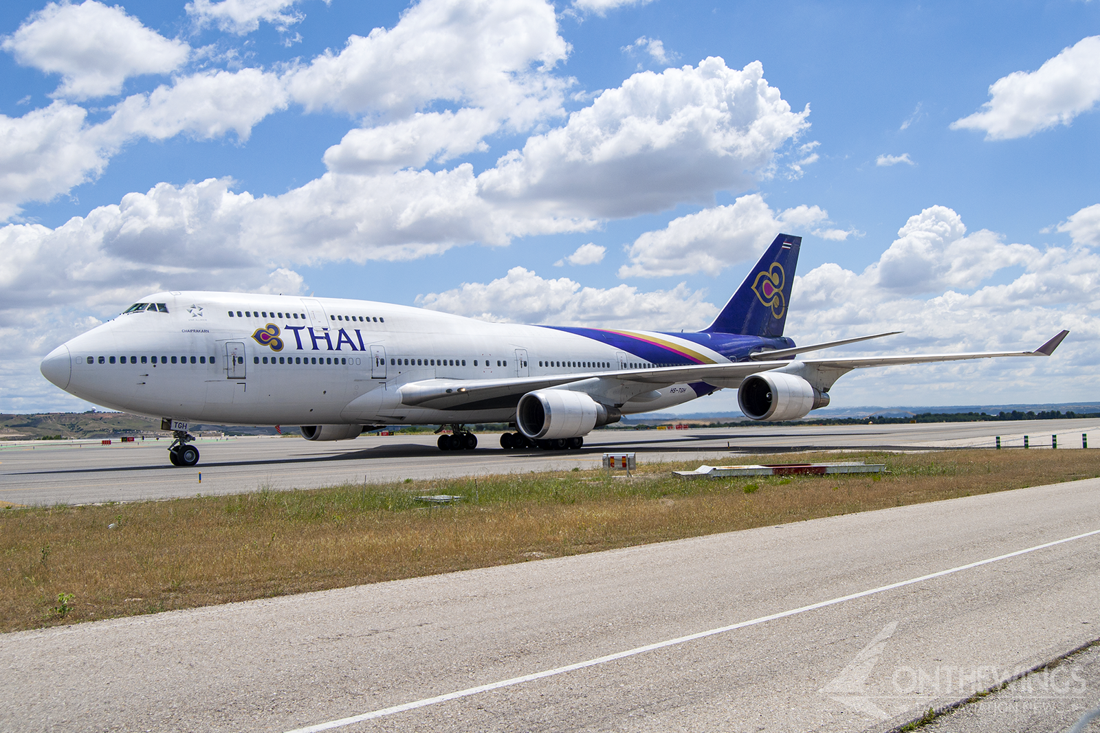 Boeing 747-400 de Thai Airways rodando por Madrid - Barajas