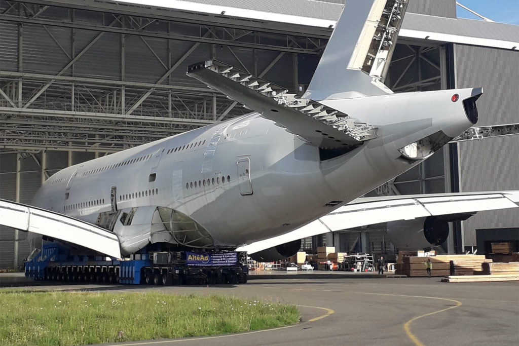 El primer A380 desguazado en Tarbes. Foto: Tarmac Aerosave.