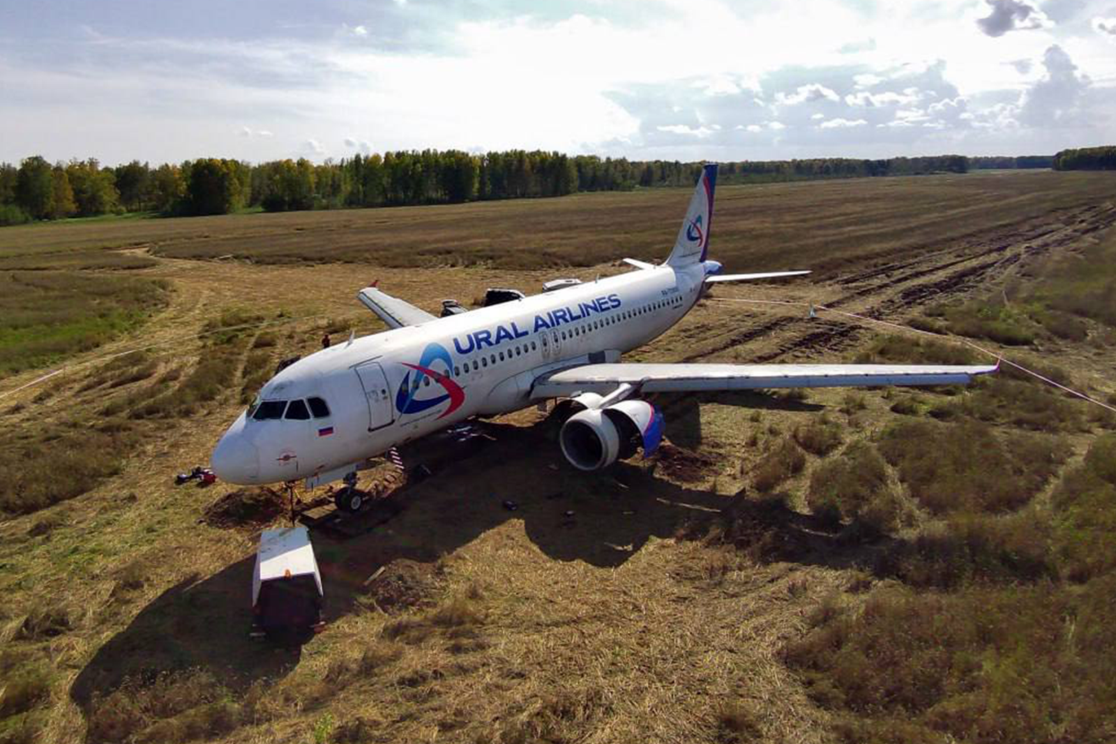 El A320 de Ural Airlines sigue en el campo.
